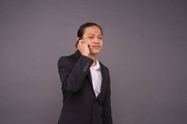 Genç iş adamı akıllı telefonunu kullanıyor..