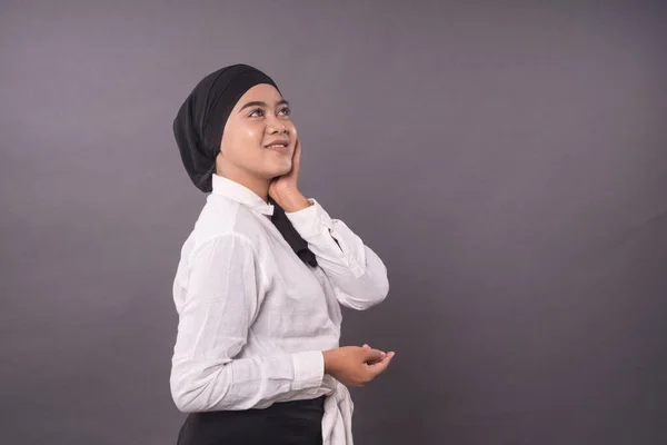Portret Młodej Azjatyckiej Dziewczyny Ubranej Turban Hijab Moda Dla Muzułmańskiej — Zdjęcie stockowe