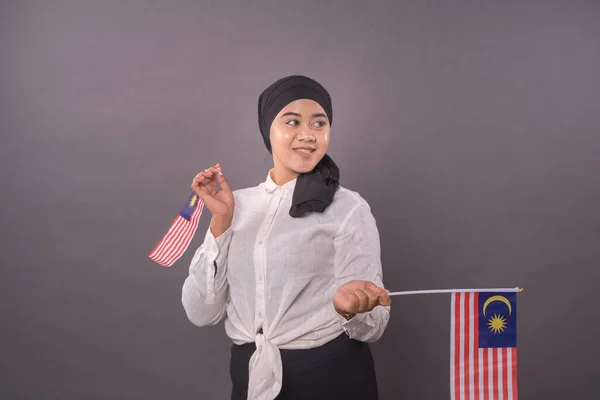 Malezya Bayrağı Tutan Mutlu Malezyalı Kız Bağımsızlık Günü Vatansever Konsept — Stok fotoğraf