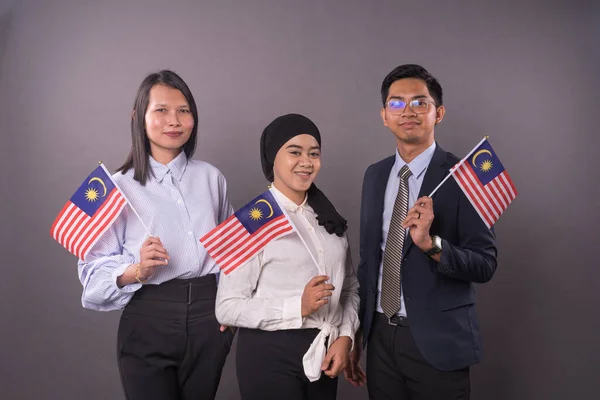 Grupo Povos Que Mantêm Malásia Flag Independence Dia Conceito Patriótico — Fotografia de Stock