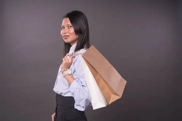 Portret Azjatki Stroju Biurowym Trzymanie Toreb Zakupy — Zdjęcie stockowe