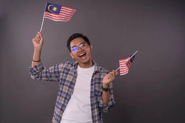 Malezyalı Genç Elinde Malezya Bayrağı Tutuyordu Bağımsızlık Günü Vatanseverlik Kavramı — Stok fotoğraf