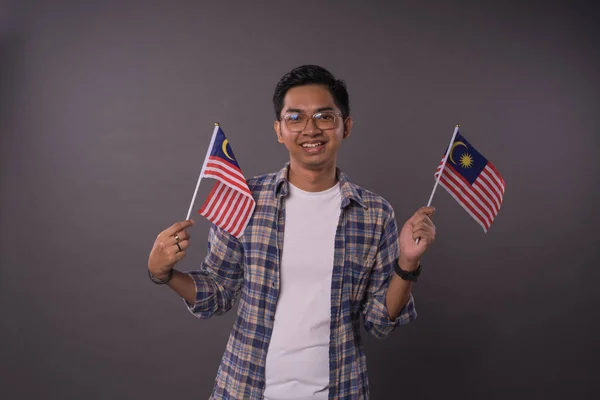 Μαλαισιανός Έφηβος Κρατώντας Σημαία Της Μαλαισίας Ημέρα Ανεξαρτησίας Και Πατριωτική — Φωτογραφία Αρχείου