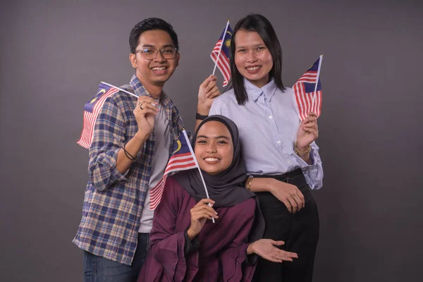 Ευτυχισμένοι Πολυφυλετικοί Μαλαισιανοί Που Κρατούν Σημαία Της Μαλαισίας Ημέρα Ανεξαρτησίας — Φωτογραφία Αρχείου