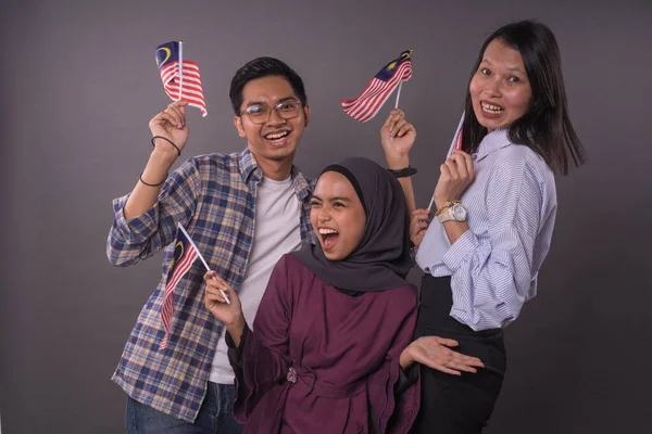Malezya Bayrağı Taşıyan Çok Irklı Malezyalı Mutlu Insanlar Bağımsızlık Günü — Stok fotoğraf