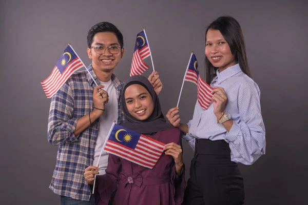 Ευτυχισμένοι Πολυφυλετικοί Μαλαισιανοί Που Κρατούν Σημαία Της Μαλαισίας Ημέρα Ανεξαρτησίας — Φωτογραφία Αρχείου