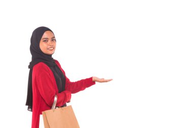 Beyaz arka planda izole edilmiş alışveriş torbaları tutan mutlu genç Müslüman kız..