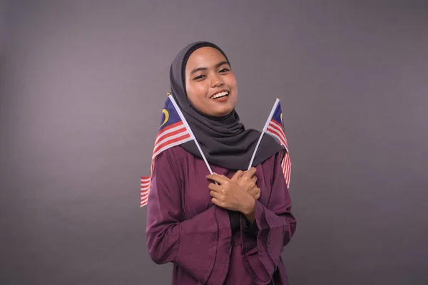 Happy Malaysian Girl Gospodarstwa Malaysia Flag Independence Day Patriotyczne Concept — Zdjęcie stockowe