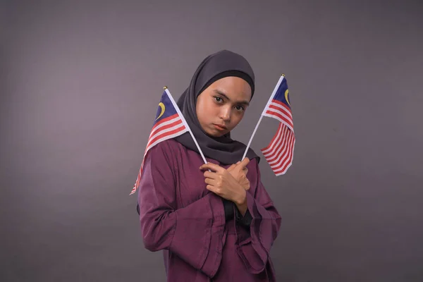 Feliz Niña Malaya Sosteniendo Bandera Malasia Día Independencia Concepto Patriótico —  Fotos de Stock
