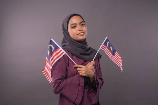 Menina Malaia Feliz Segurando Malásia Flag Independence Day Patriótico Concept — Fotografia de Stock