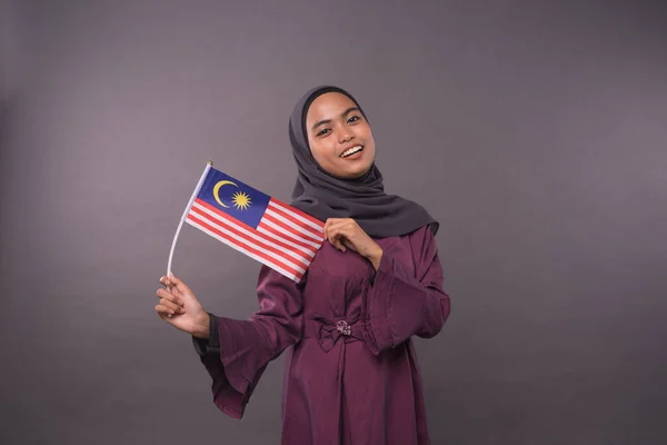 Ευτυχισμένη Μαλαισιανή Κοπέλα Κρατώντας Σημαία Της Μαλαισίας Ημέρα Ανεξαρτησίας Και — Φωτογραφία Αρχείου