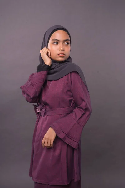 Başörtüsü Takan Müslüman Kız Portresi Başörtüsü Stüdyosu Olan Tatlı Müslüman — Stok fotoğraf