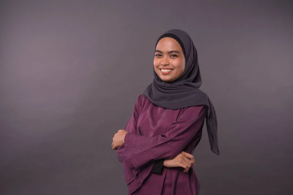Porträt Des Muslimischen Mädchens Trägt Hijab Nettes Muslimisches Mädchen Mit — Stockfoto
