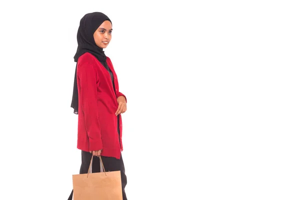 Šťastný Mladý Muslim Dívka Drží Nákupní Tašky Izolované Přes Bílé — Stock fotografie