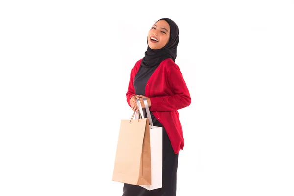 Menina Muçulmana Feliz Segurando Sacos Compras Isolados Sobre Fundo Branco — Fotografia de Stock