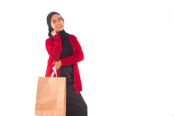 Счастливая Мусульманская Девушка Держит Сумки Изолированы Белом Фоне — стоковое фото
