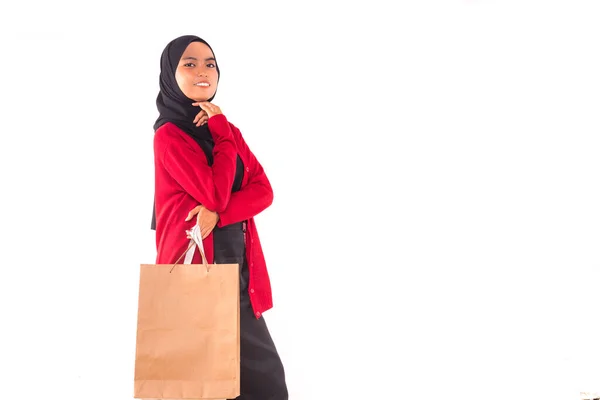Щаслива Молода Мусульманка Яка Тримає Сумки Під Магазину Білому Тлі — стокове фото