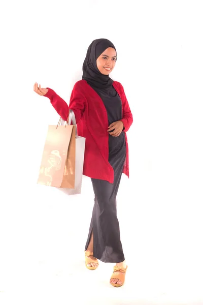 Szczęśliwy Młody Muzułmanin Dziewczyna Gospodarstwa Torby Zakupy Izolowane Białym Tle — Zdjęcie stockowe