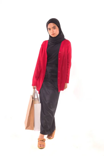 Gelukkig Jong Moslim Meisje Holding Winkeltassen Geïsoleerd Witte Achtergrond — Stockfoto