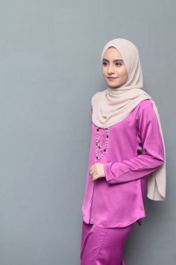 Başörtüsü modası. Başörtüsü ve geleneksel kıyafetler giyen tatlı Müslüman kız. Bayram kutlamaları için moda..