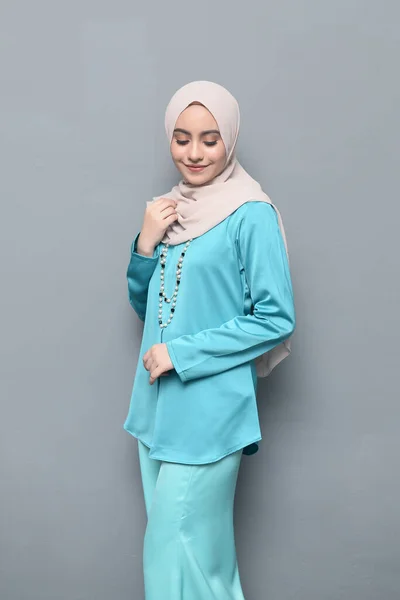 Hijab Fashion Cute Muslim Gadis Mengenakan Hijab Dan Tradisional Cloth — Stok Foto