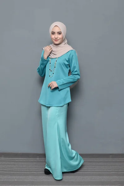 Hijab Fashion Cute Menina Muçulmana Vestindo Hijab Roupa Tradicional Moda — Fotografia de Stock
