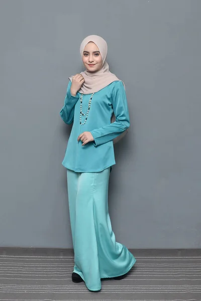 Hijab Fashion Cute Muslim Gadis Mengenakan Hijab Dan Tradisional Cloth — Stok Foto