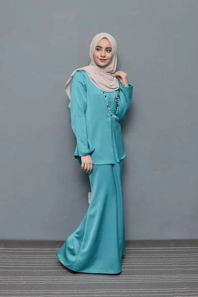 Hijab Fashion Cute Muslim Gadis Mengenakan Hijab Dan Tradisional Cloth — Stok Foto