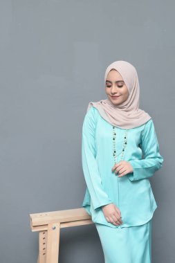 Başörtüsü modası. Başörtüsü ve geleneksel kıyafetler giyen tatlı Müslüman kız. Bayram kutlamaları için moda..