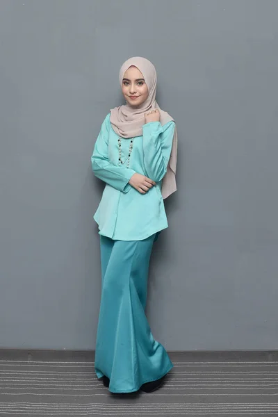 Хиджаб Моды Симпатичная Мусульманская Девушка Хиджабе Традиционной Одежде — стоковое фото