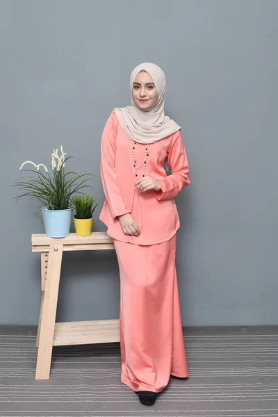 Hijab Fashion Cute Muslim Gadis Mengenakan Hijab Dan Tradisional Cloth — Stok Foto