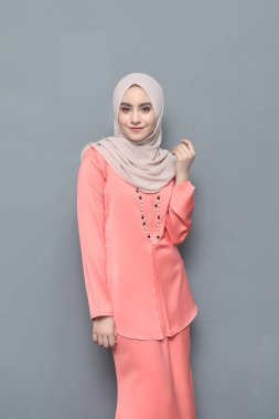 Başörtüsü modası. Başörtüsü ve geleneksel kıyafetler giyen tatlı Müslüman kız. Bayram kutlamaları için moda..