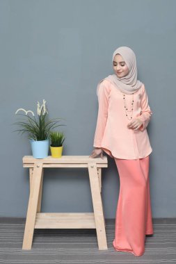 Başörtüsü modası. Başörtüsü ve geleneksel kıyafetler giyen tatlı Müslüman kız. Bayram kutlamaları için moda..