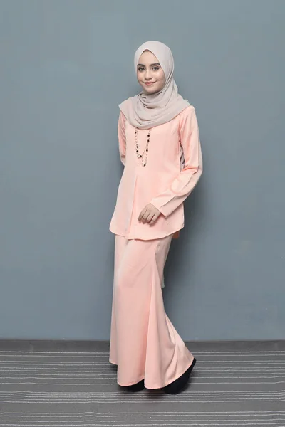 Mode Hijab Mignonne Fille Musulmane Portant Hijab Tissu Traditionnel Mode — Photo