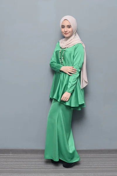 Hijab Fashion Cute Muslim Gadis Mengenakan Hijab Dan Tradisional Cloth — Stok Foto