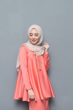 Başörtüsü modası. Başörtüsü ve geleneksel kıyafetler giyen tatlı Müslüman kız. Bayram kutlamaları için moda..