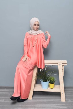 Başörtüsü modası. Başörtüsü ve geleneksel kıyafetler giyen tatlı Müslüman kız. Bayram kutlamaları için moda..