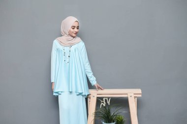 Başörtüsü modası. Başörtüsü ve geleneksel kıyafetler giyen tatlı Müslüman kız. Bayram kutlamaları için moda..