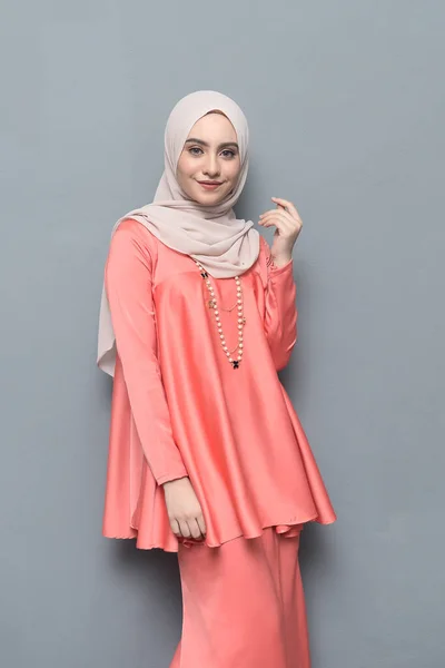 Hijab Fashion Cute Muselman Flicka Bär Hijab Och Traditionell Kläder — Stockfoto