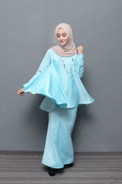 Başörtüsü modası. Başörtüsü ve geleneksel kıyafetler giyen tatlı Müslüman kız. Bayram kutlamaları için moda..