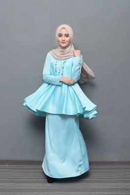Başörtüsü modası. Başörtüsü ve geleneksel kıyafetler giyen tatlı Müslüman kız. Bayram kutlamaları için moda..