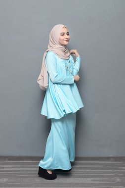 Başörtüsü modası. Başörtüsü ve geleneksel kıyafetler giyen tatlı Müslüman kız. Bayram kutlamaları için moda..