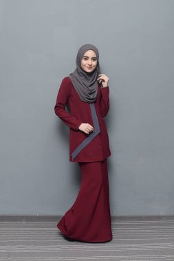 Başörtüsü modası. Başörtüsü ve geleneksel kıyafetler giyen tatlı Müslüman kız. Bayram kutlamaları için moda..