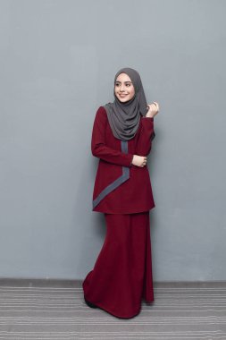 Başörtüsü modası. Başörtüsü ve geleneksel kıyafetler giyen tatlı Müslüman kız. Bayram kutlamaları için moda..