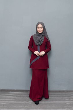 Başörtüsü modası. Başörtüsü ve geleneksel kıyafetler giyen tatlı Müslüman kız. Bayram kutlamaları için moda..