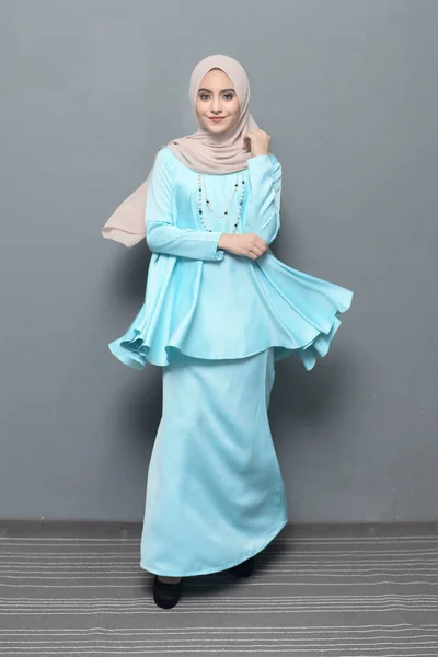 ヒジャーブのファッション ヒジャーブと伝統的な服を着てかわいいイスラム教徒の女の子 — ストック写真