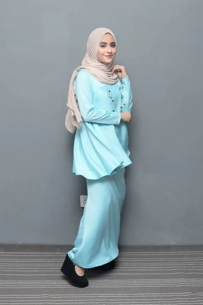 ヒジャーブのファッション ヒジャーブと伝統的な服を着てかわいいイスラム教徒の女の子 — ストック写真