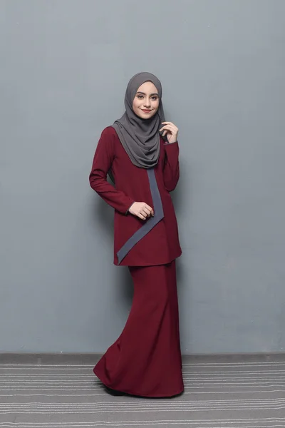 Hijab Fashion Nettes Muslimisches Mädchen Trägt Hijab Und Traditionelle Kleidung — Stockfoto