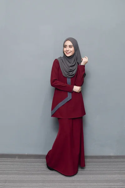 Hijab Fashion Cute Muselman Flicka Bär Hijab Och Traditionell Kläder — Stockfoto