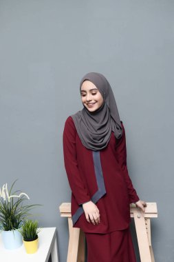 Başörtüsü modası. Başörtüsü ve geleneksel kıyafetler giyen tatlı Müslüman kız. Bayram kutlamaları için moda..